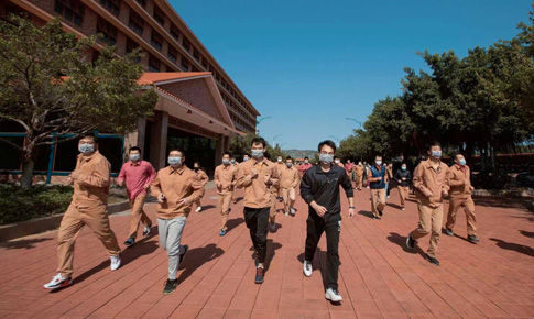 组织“跑在阳光下，跑进健柯凤”体育活动